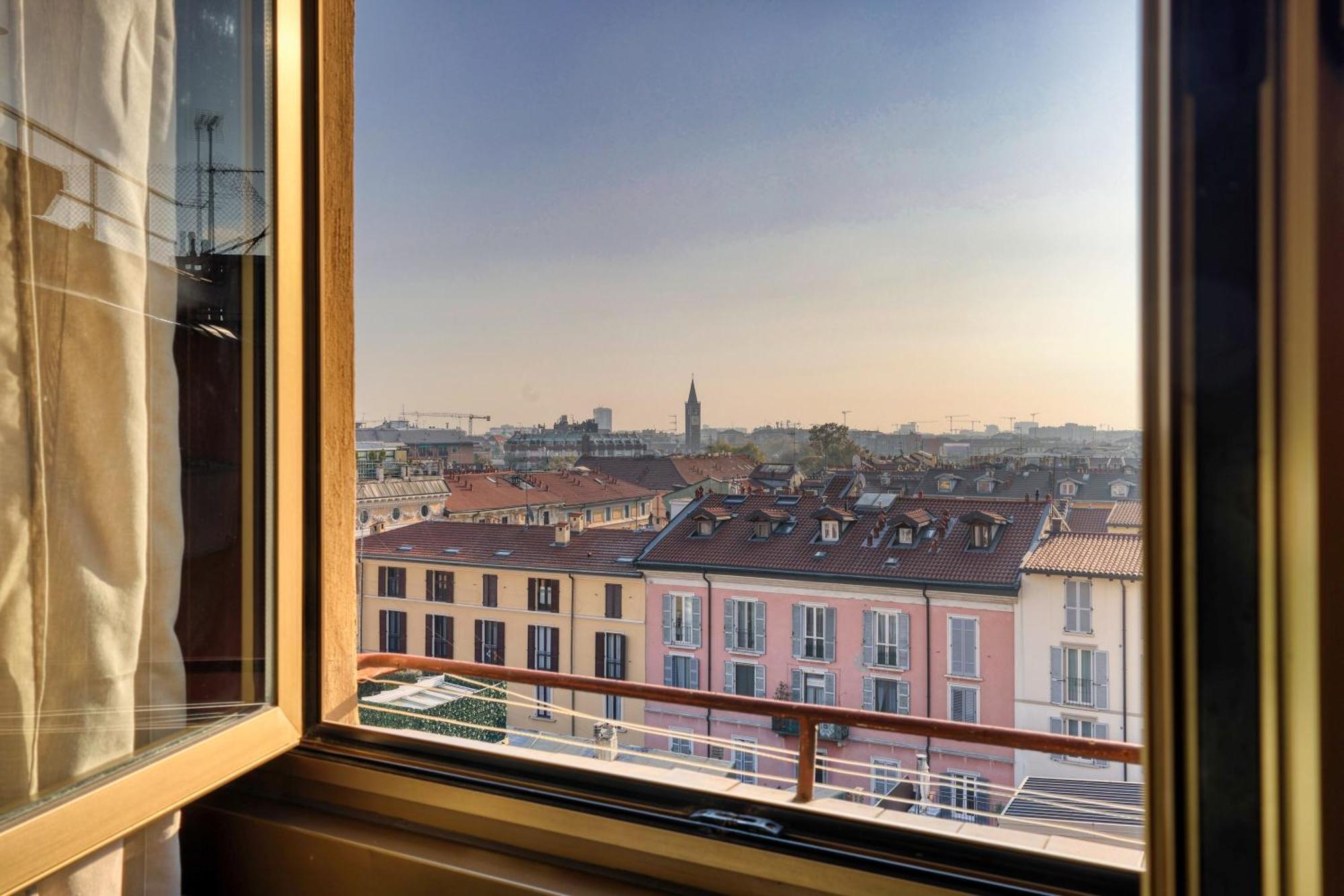 View, Elegant In Milan's Rooftops Milán